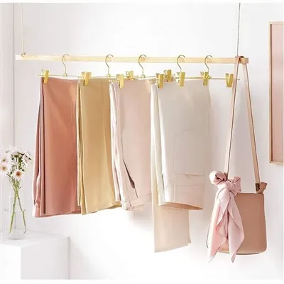 Zlatne vješalice za suknje